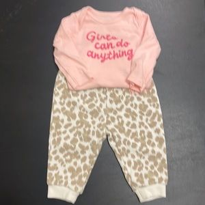 Old Navy 2 piece bundle. Size 3-6 months.
